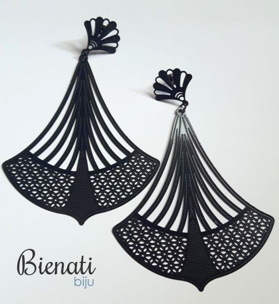 Cód. BG044P - Brinco preto fino em forma de sino