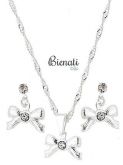 Cód. BG0799P  Conjunto folheado a prata c/ corrente, brincos e pingente em forma de laço c/ strass