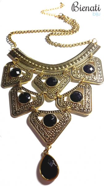 C079	- Colar Dourado com Triangulo e Pedra Preta