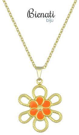 Cód. C056 - Gargantilha folheada a ouro e pingente de chapa em forma de uma flor resinada