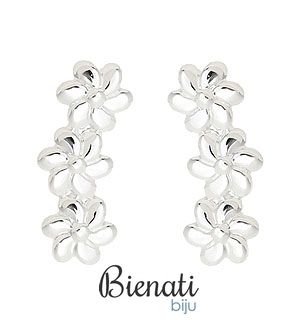 BS2594 P - Brinco folheado a prata composto por três flores