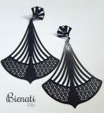 Cód. BG044P - Brinco preto fino em forma de sino