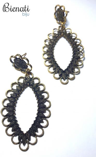 BG082 - Brinco Oval Dourado com Detalhes em Filigrana