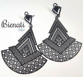 Cód. BG043P - Brinco preto fino em forma de triangulo