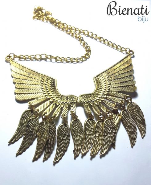 C091- Maxi Colar Dourado com Detalhe de Asas