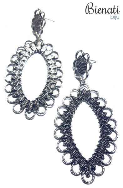 BG082 P - Brinco Oval Prata com Detalhes em Filigrana