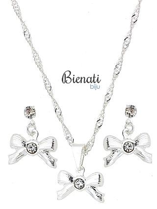Cód. BG0799P  Conjunto folheado a prata c/ corrente, brincos e pingente em forma de laço c/ strass
