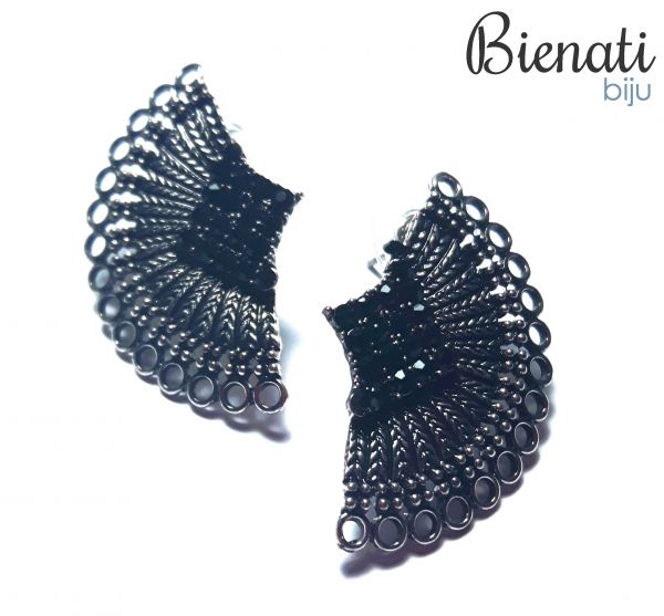 BM049P - Brinco com strass preto no centro e pontas de bolinhas
