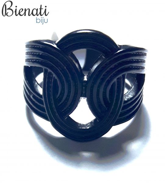 Cód. AN046 PT - Anel Preto com detalhes Entrelaçados