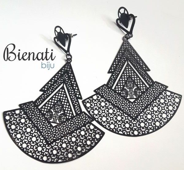 Cód. BG043P - Brinco preto fino em forma de triangulo