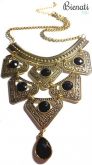 C079	- Colar Dourado com Triangulo e Pedra Preta