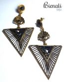 BG052 - Brinco Triangulo Invertido Dourado Velho com Strass Preta