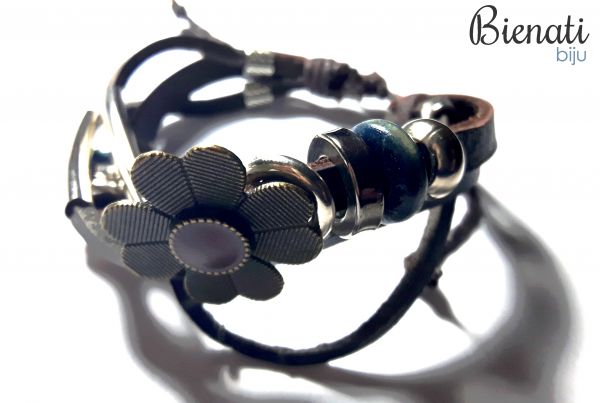 Cód. PU079 - Pulseira de Couro 3 Tiras com Detalhe de Flor