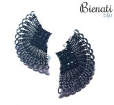 BM049P - Brinco com strass preto no centro e pontas de bolinhas