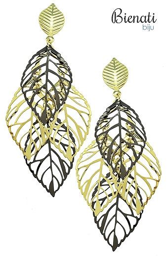 Cód. BG026 - Brinco folheado a ouro c/ adereços vazados em forma de folha e detalhes c/ banho onix